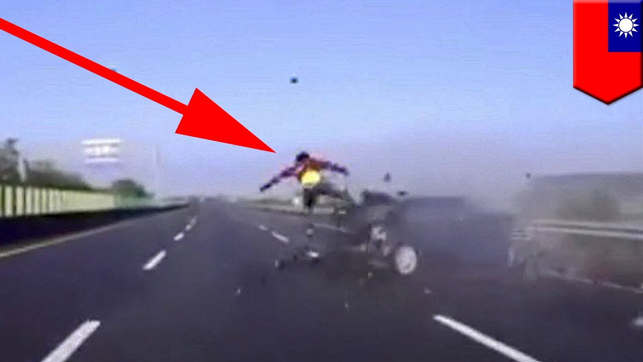 한 운전자, 교통사고 당한 뒤, 튕겨져 나가는 장면이 영상에 잡혀 - Youtube
