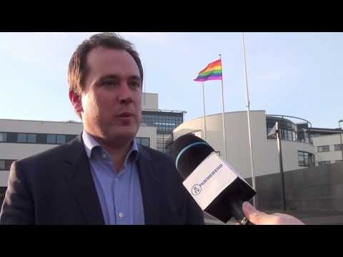 Wethouder Geoffrey Nijenhuis hijst de regenboogvlag in het kader van Coming Out-dag